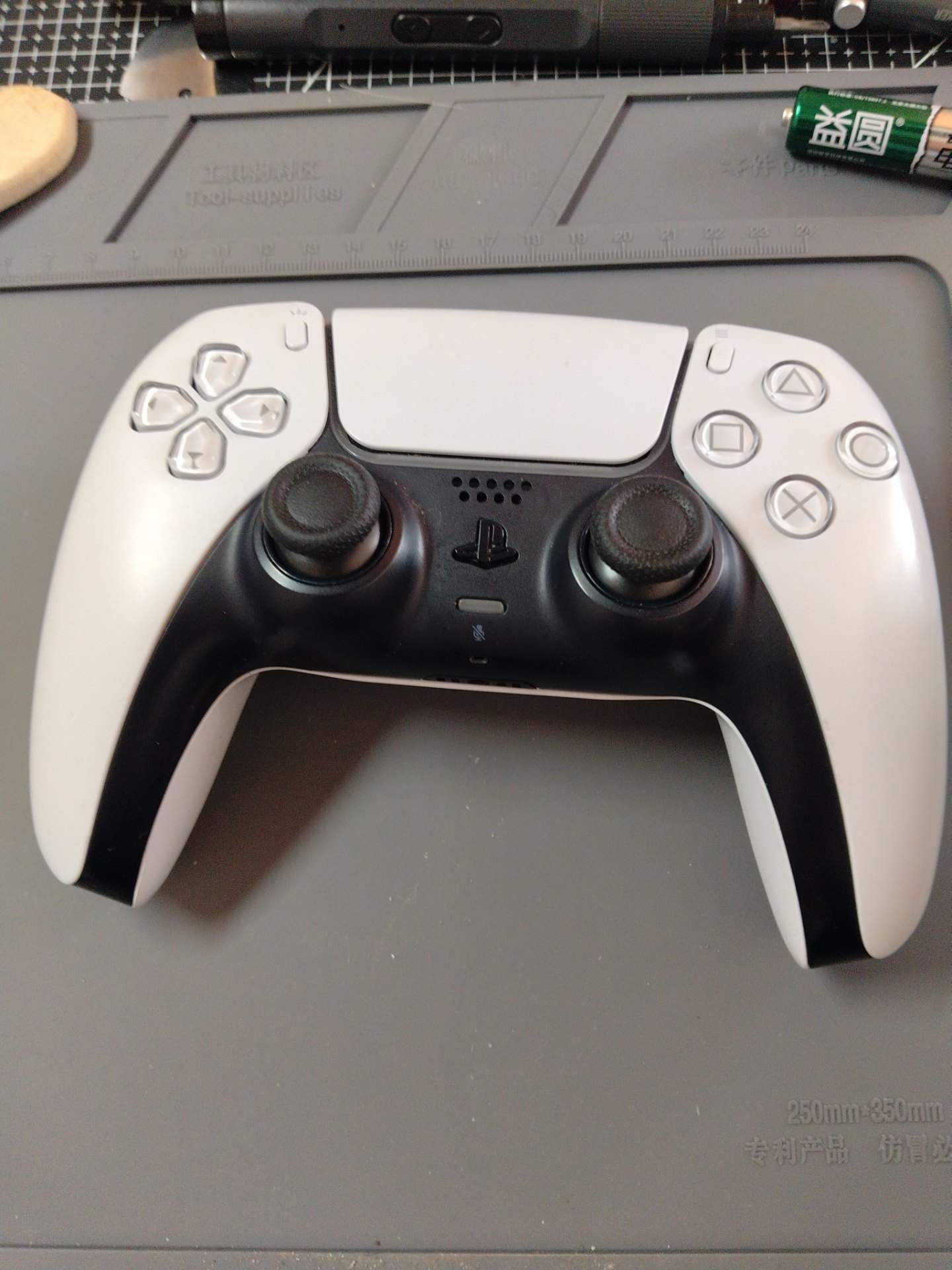 PS5 手柄左侧摇杆漂移需要更换新摇杆 实拍图