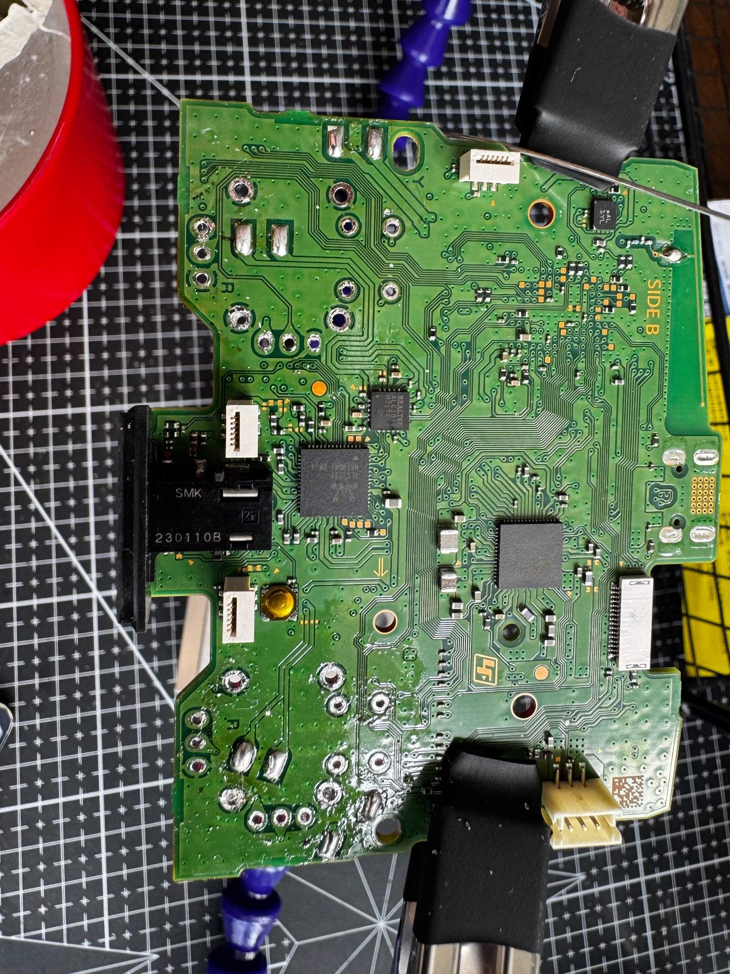 PS5手柄更换两个六代tmr摇杆 实拍图