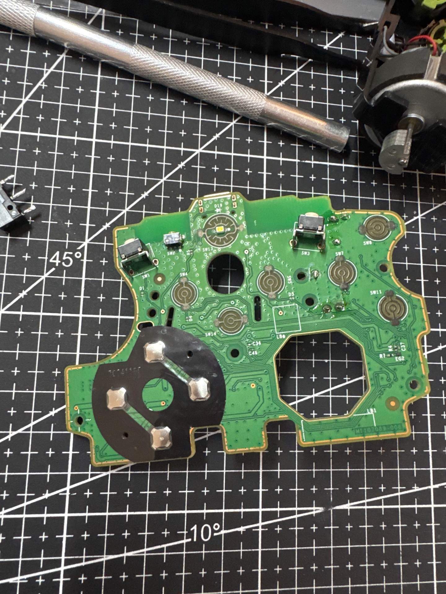 维修两个XBOX手柄，一个是十字键失灵了，一个是肩键滞黏 实拍图