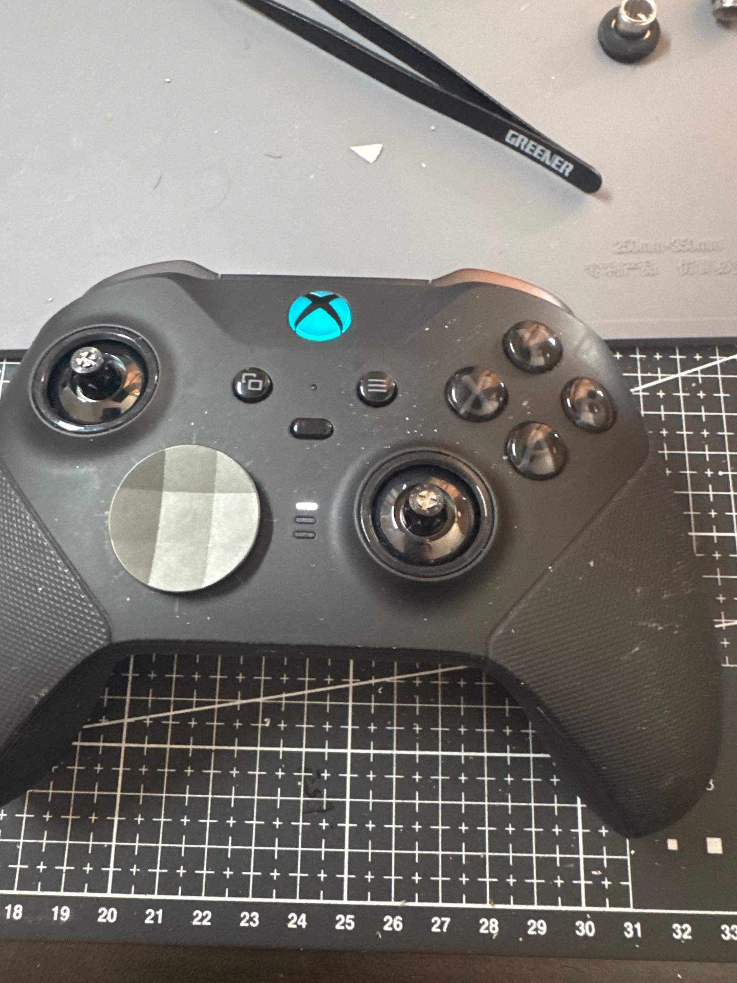 xbox精英二代按键有粘滞的感觉，需要进行处理。 实拍图