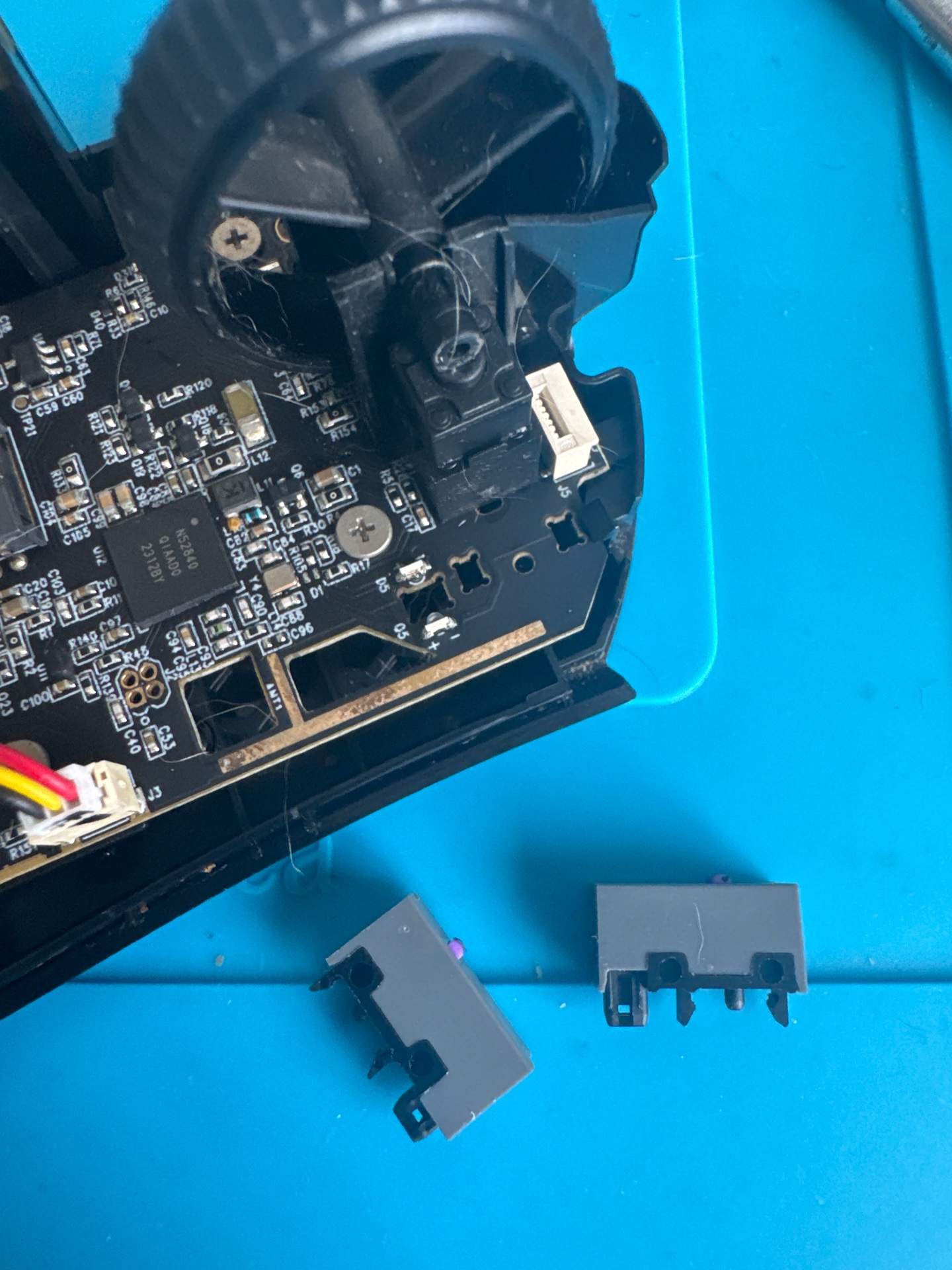 毒蝰v3pro左右移动的时候会断触。但是摁键正常。经过检查是微动损坏，更换全新原装微动 实拍图