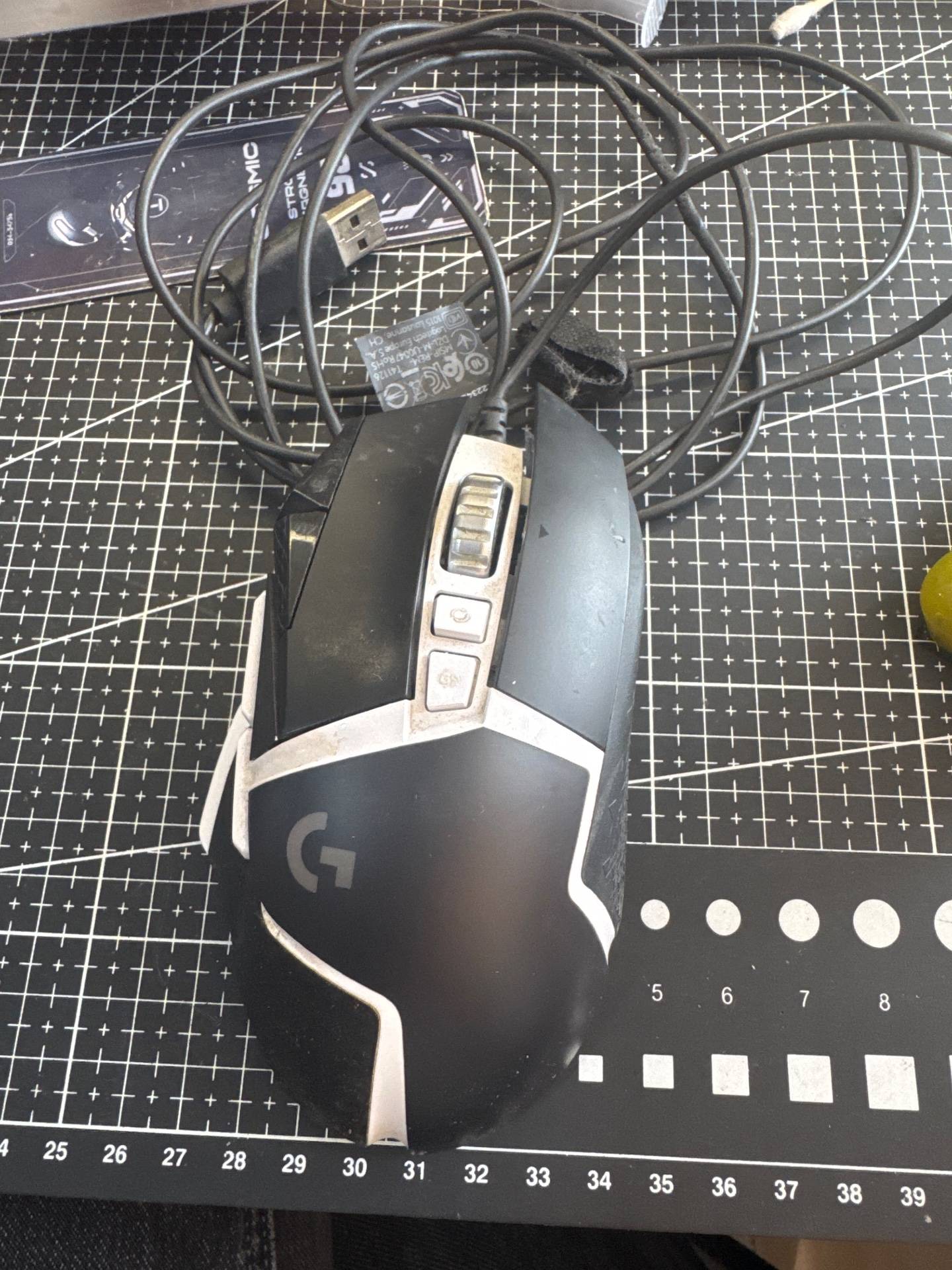 罗技 G502 按键的部分，翘起来了，需要修复 实拍图 2
