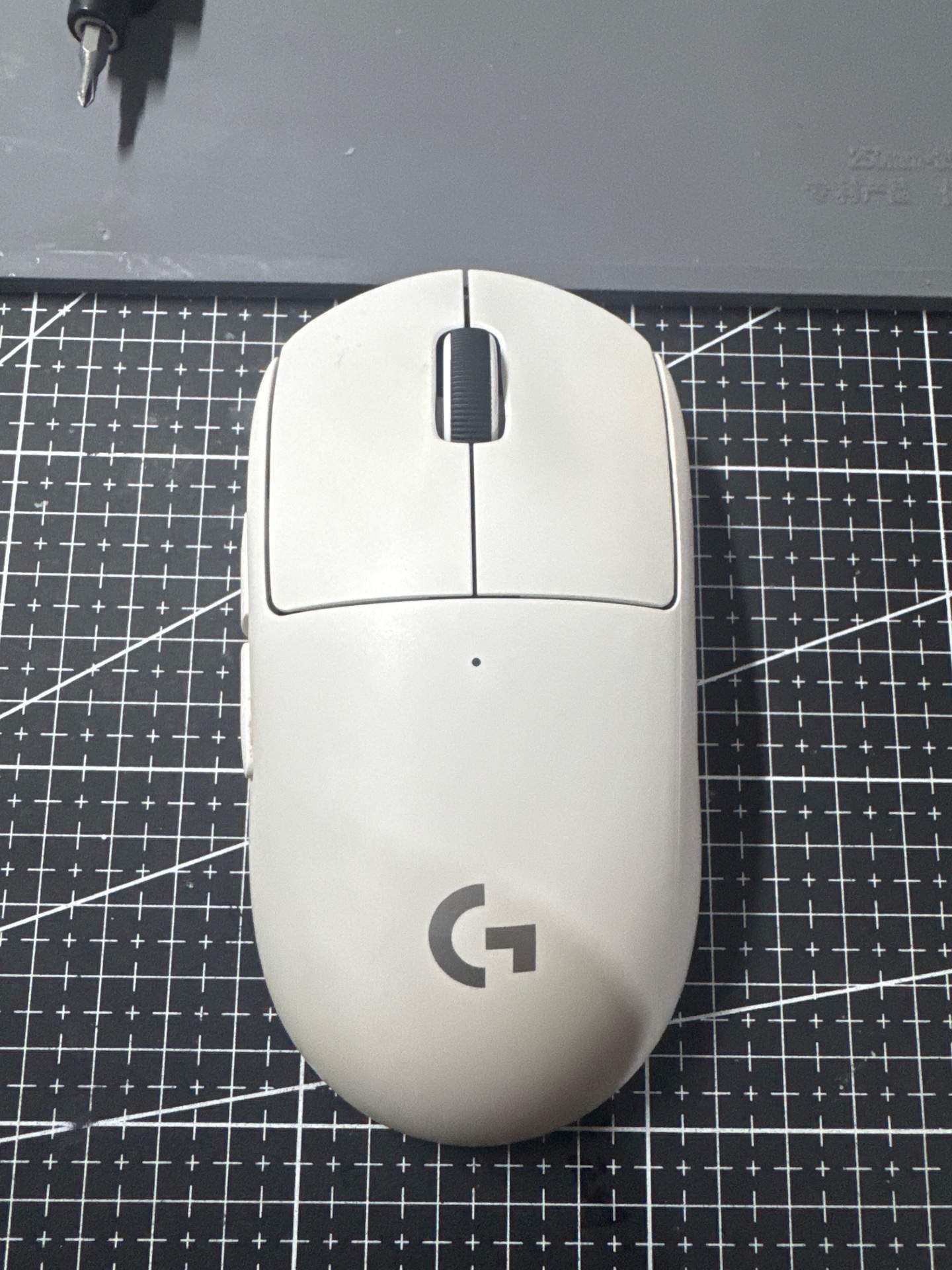 客户反馈： gpw3鼠标它的有一个侧键失灵了，可能是打cs设置成切刀按太多导致的 实拍图