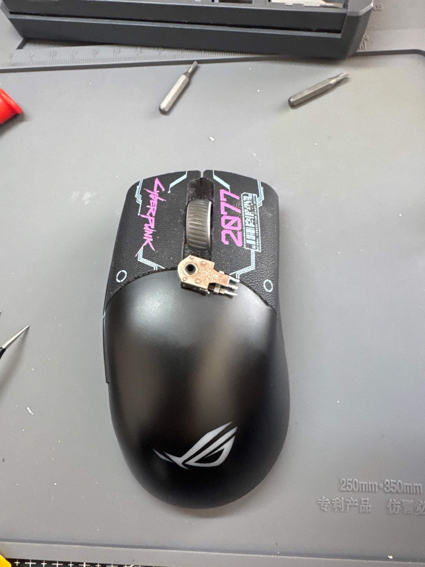 ROG 月刃和罗 g 304 技更换滚轮编码器 实拍图