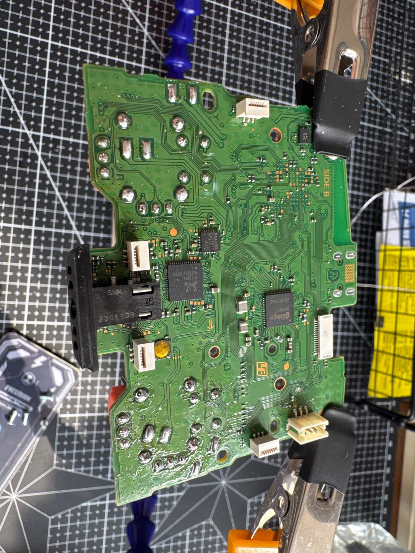 PS5手柄更换两个六代tmr摇杆 实拍图