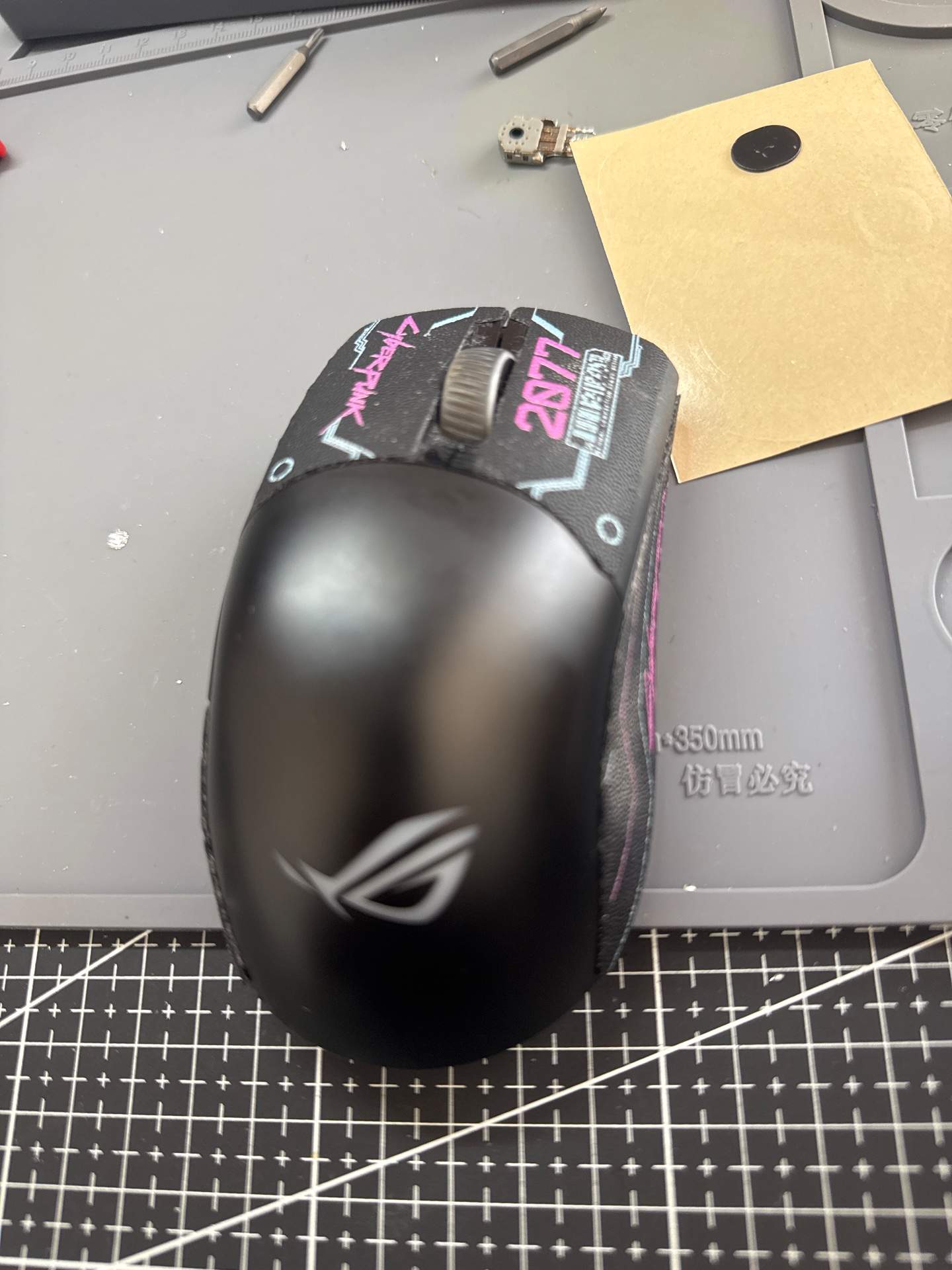 ROG 月刃和罗 g 304 技更换滚轮编码器 实拍图 3