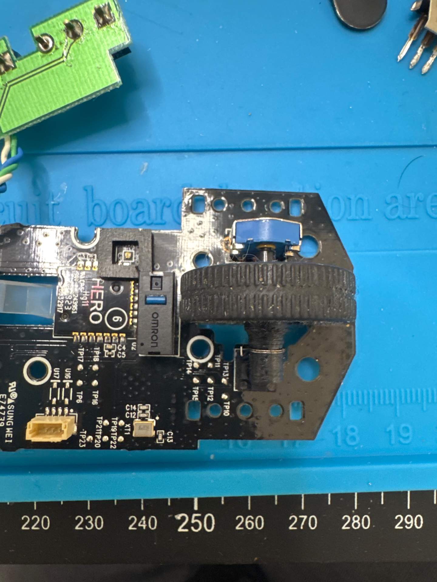罗技G304 全面升级改装升级，更换左右微动TTC无极+金轮编码器+侧键欧姆龙蓝点+冰板胶贴+3D打印电池舱盖 实拍图