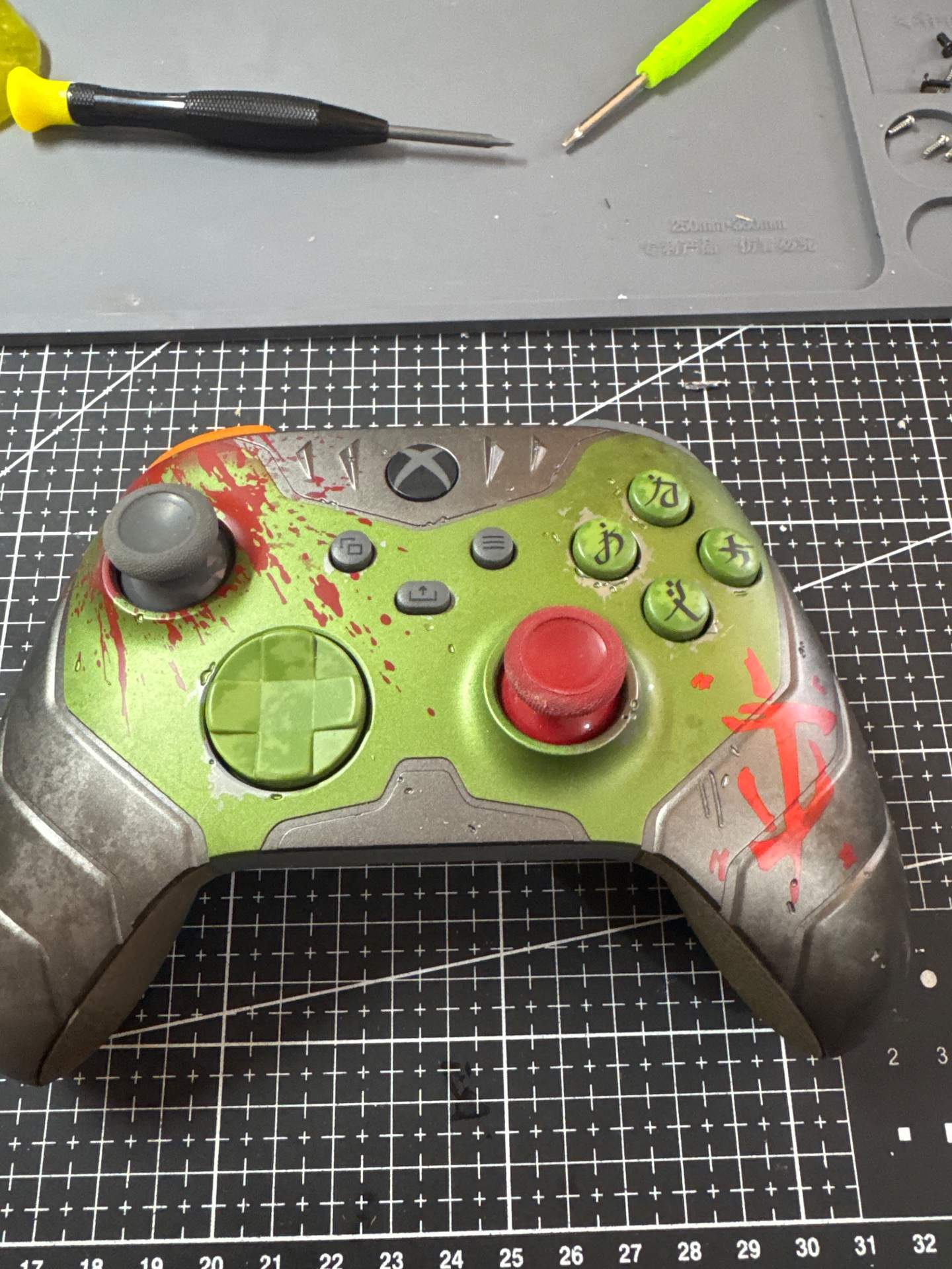 维修两个XBOX手柄，一个是十字键失灵了，一个是肩键滞黏 实拍图