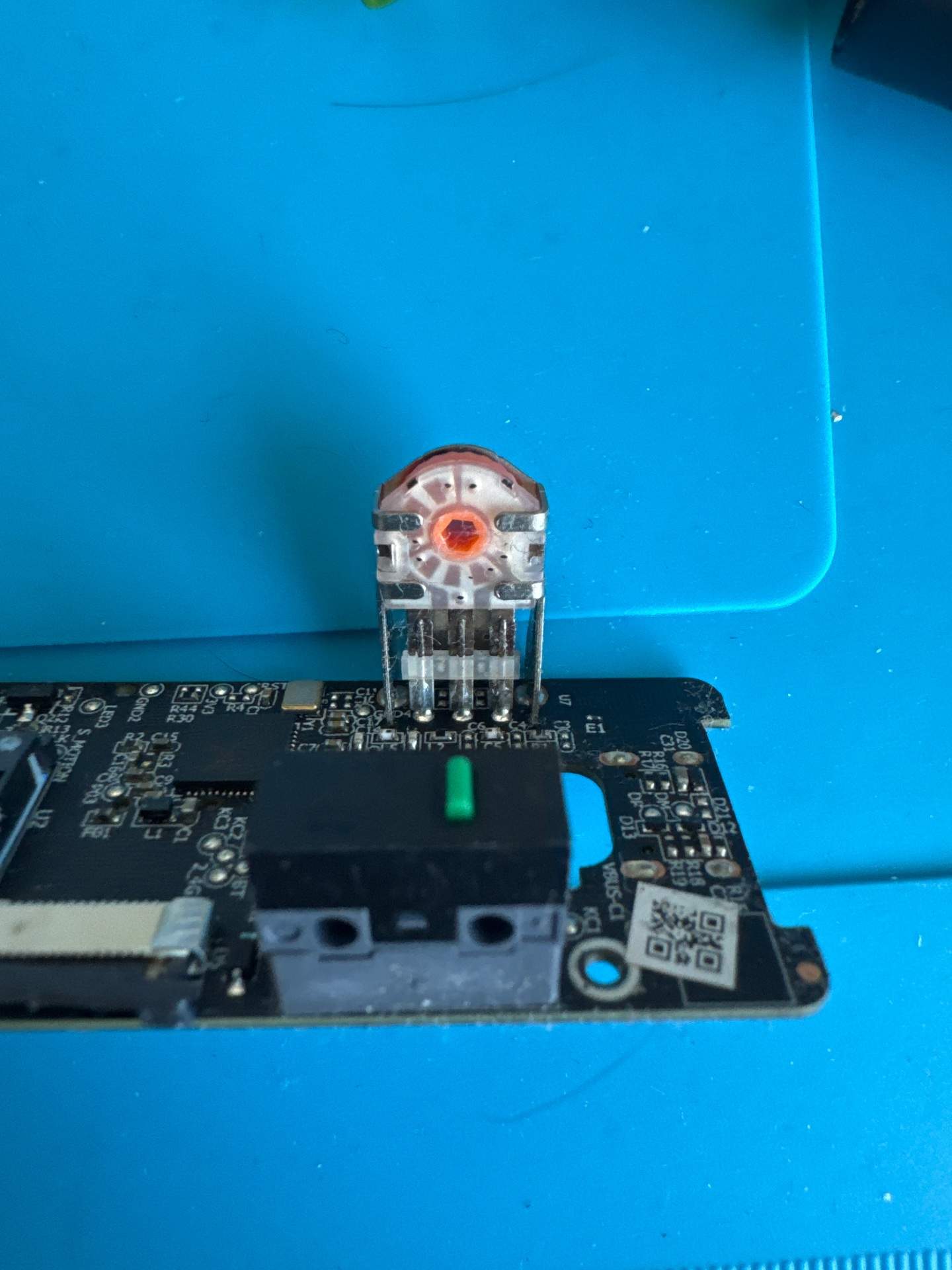 雷柏VT3 pro max 鼠标 更换右键光微动和编码器 实拍图