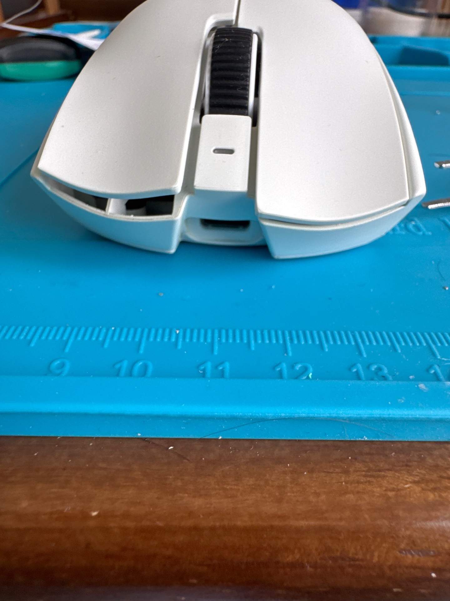雷蛇毒蝰V4 Pro 右键支架撞断，微动没问题，光微动是卡扣款，估计要换上盖或前半骨架 实拍图