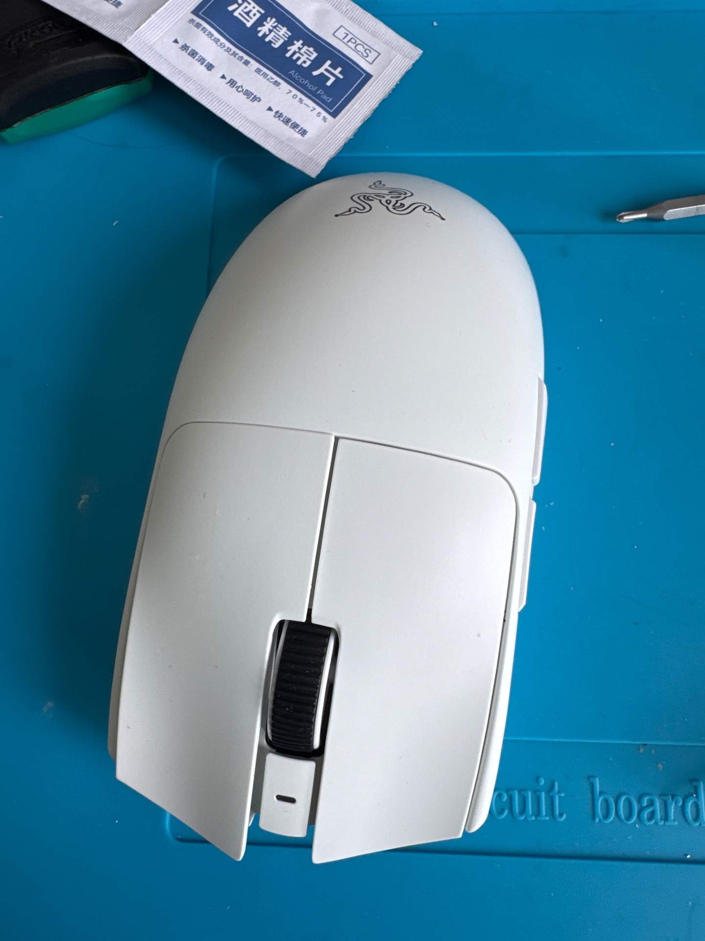 雷蛇毒蝰V4 Pro 右键支架撞断，微动没问题，光微动是卡扣款，估计要换上盖或前半骨架 实拍图 3