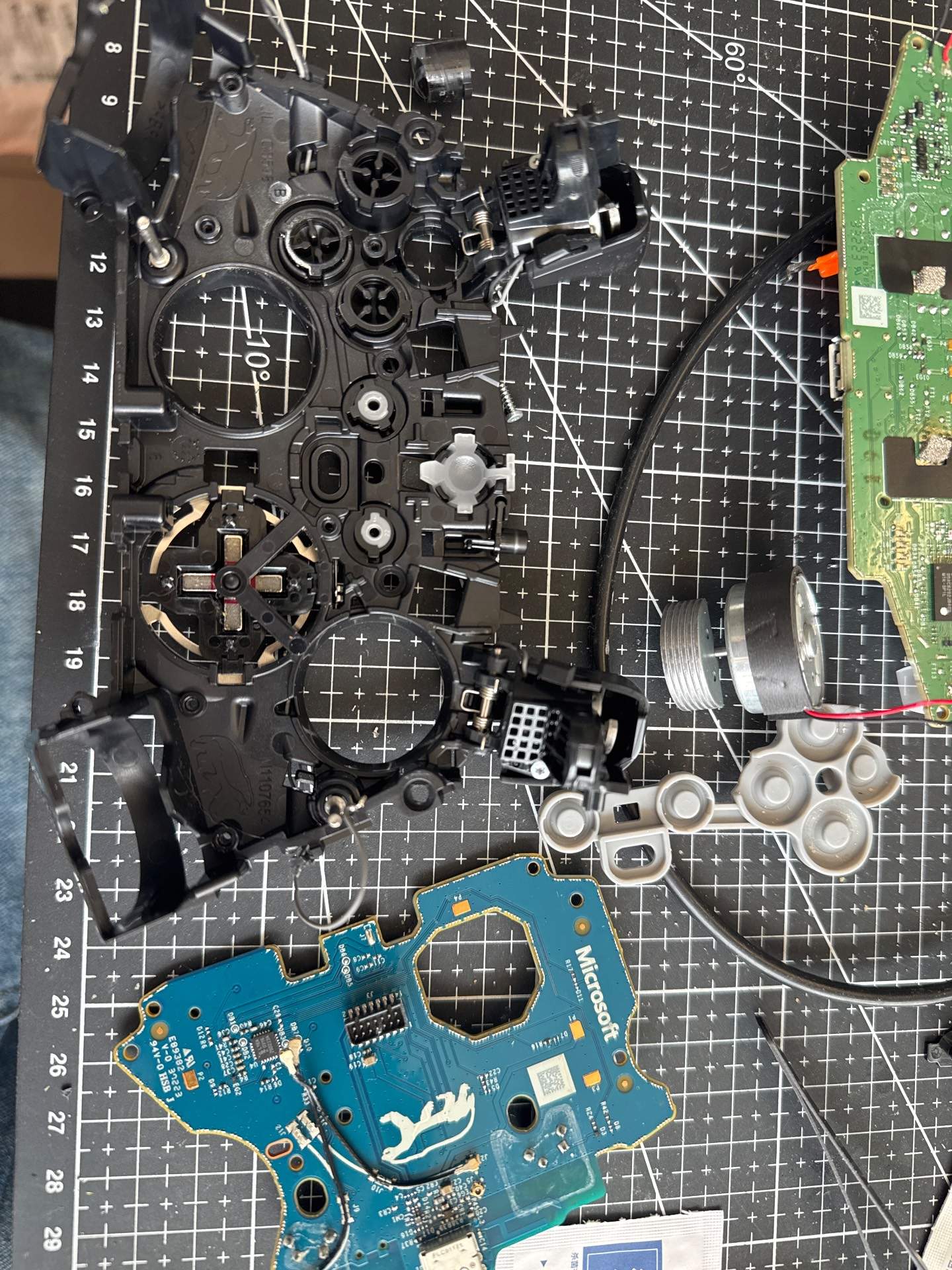 客户 X box 精英手柄 R1 按键失灵，按键有时候不回弹，胶皮开胶 实拍图