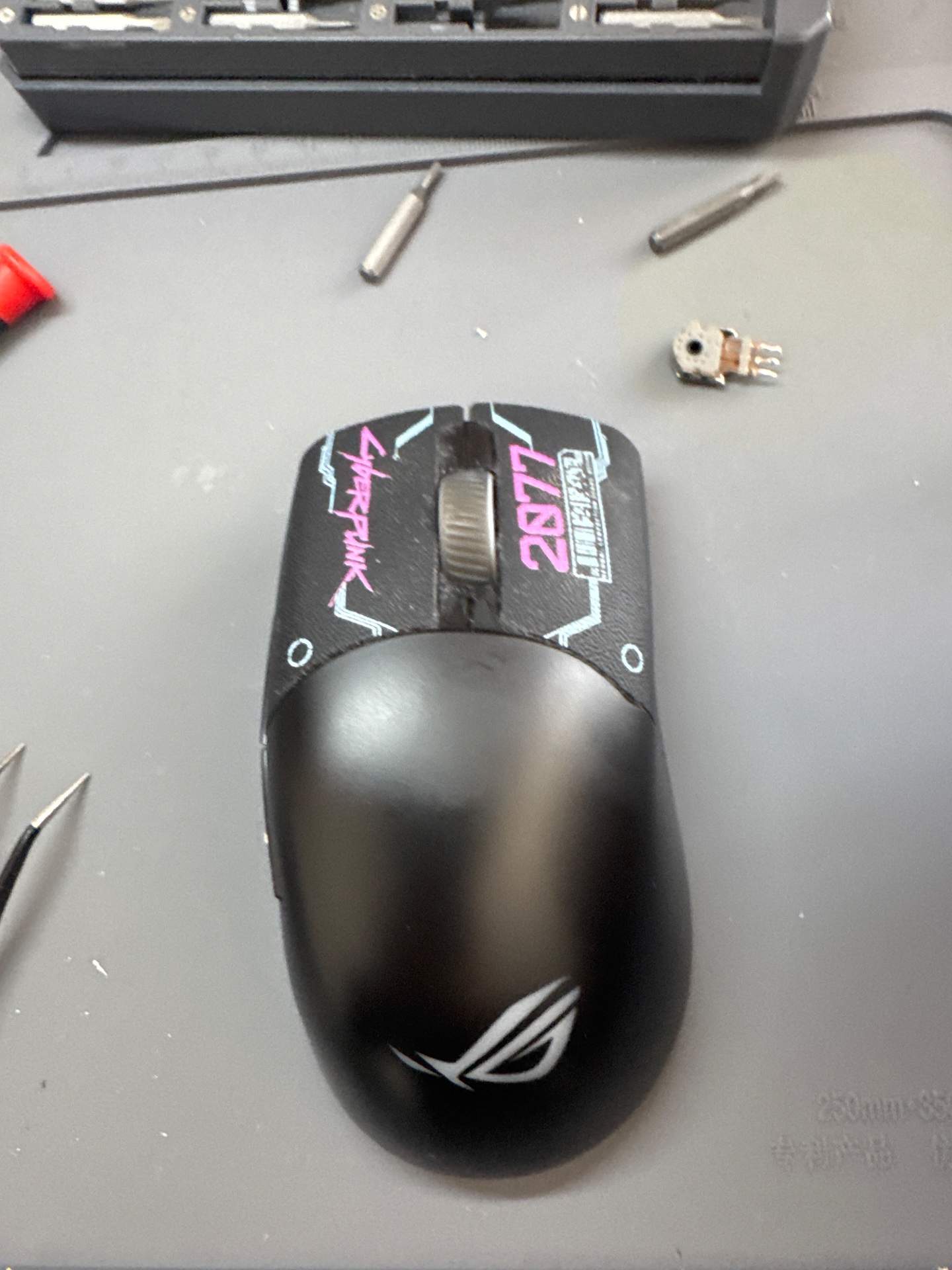ROG 月刃和罗 g 304 技更换滚轮编码器 实拍图 2