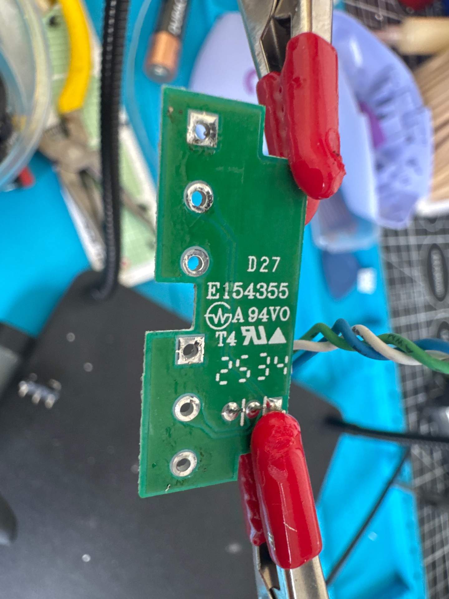 罗技G304 更换全套黑色外壳+左右微动更换白刃（喜欢脆一点的）+侧键稍微硬一点的+ 滚轮更换TTC金轮编码器。 实拍图