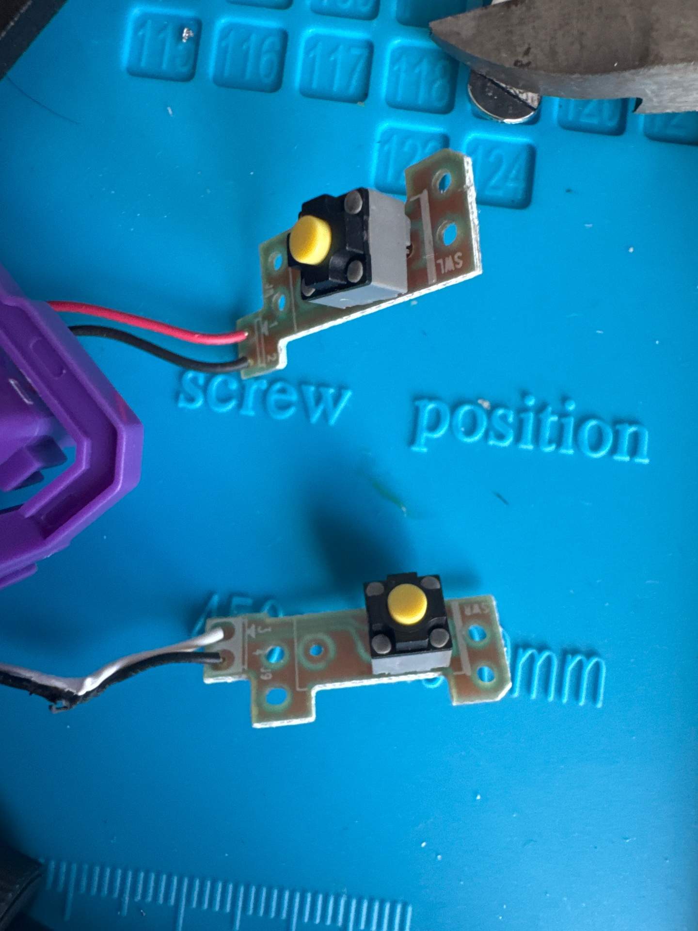 罗技G304 更换全套黑色外壳+左右微动更换白刃（喜欢脆一点的）+侧键稍微硬一点的+ 滚轮更换TTC金轮编码器。 实拍图