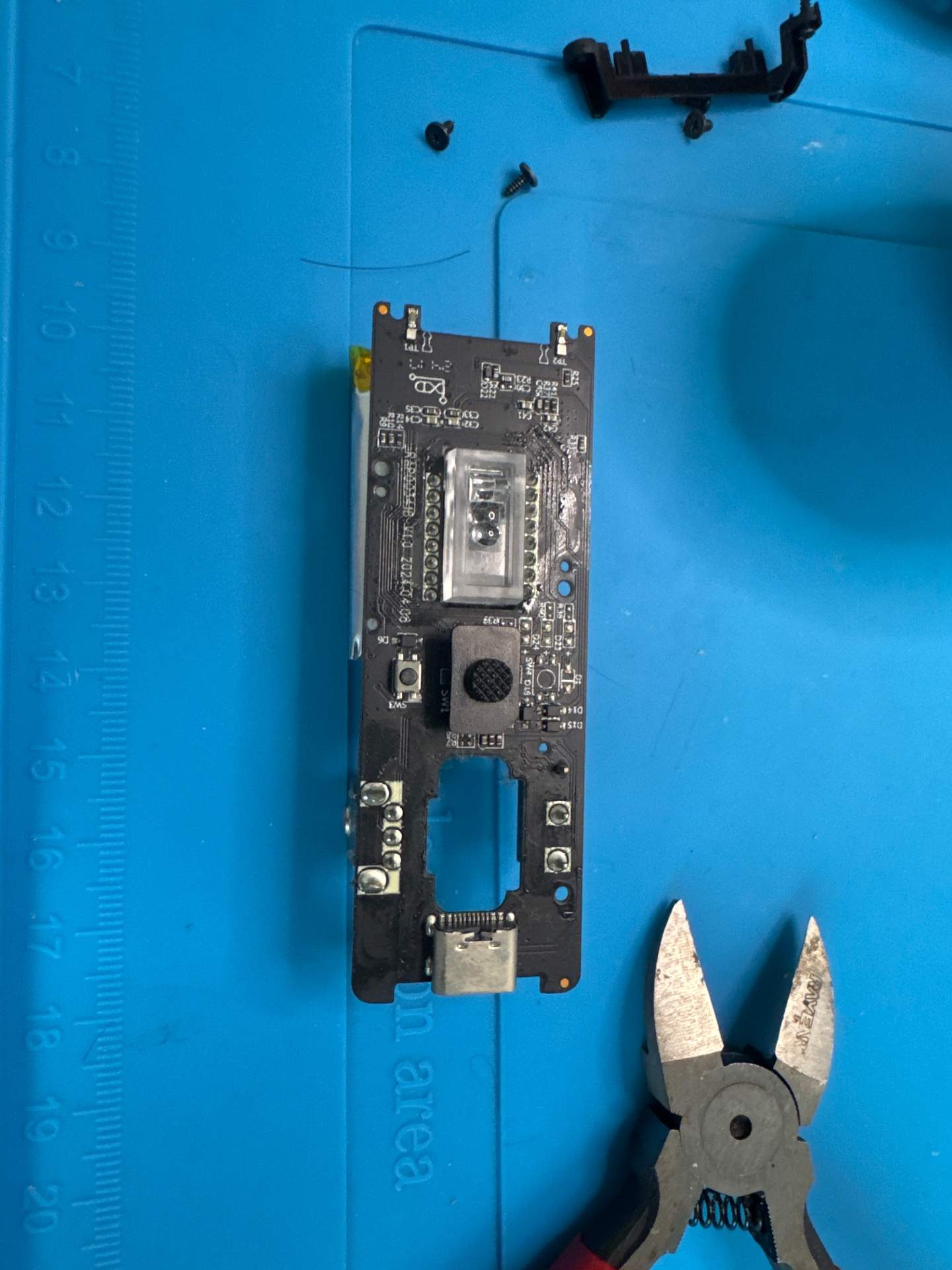 雷柏vt1promax滚轮向下滚动一格，但是会自己往下滚动两格。 实拍图