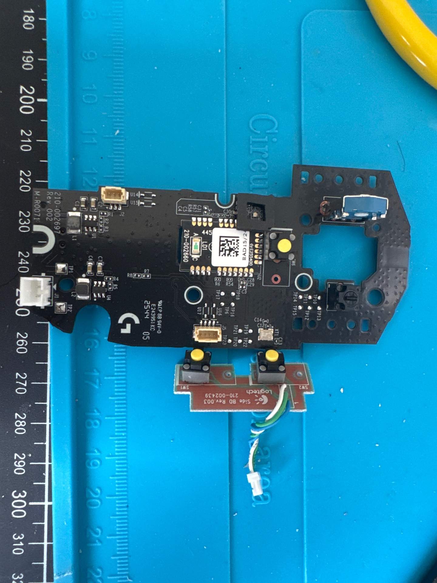 罗技G304 更换全套黑色外壳+左右微动更换白刃（喜欢脆一点的）+侧键稍微硬一点的+ 滚轮更换TTC金轮编码器。 实拍图