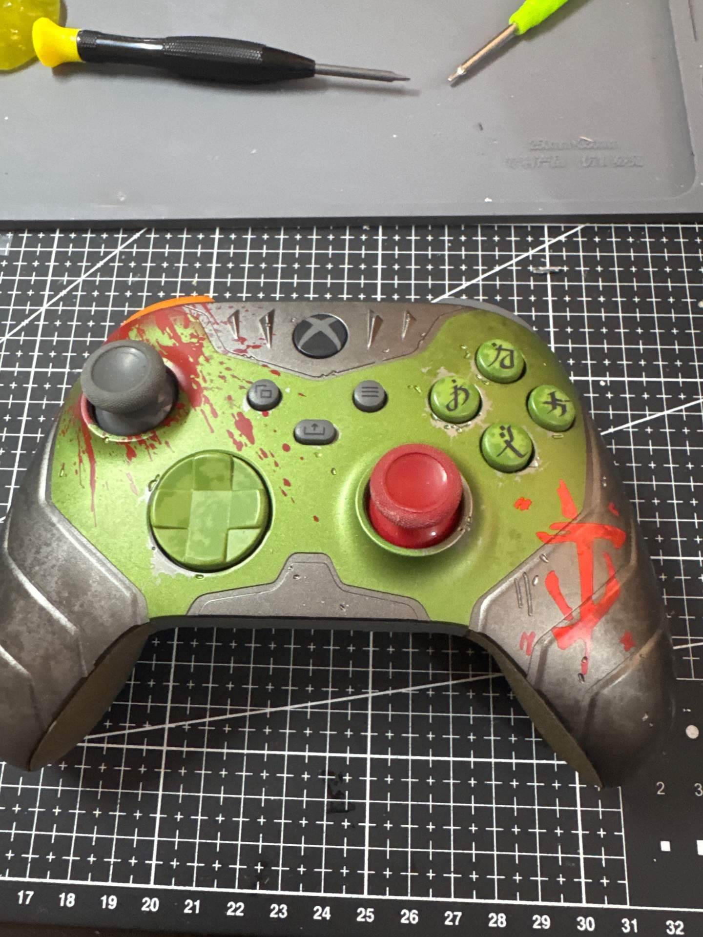 维修两个XBOX手柄，一个是十字键失灵了，一个是肩键滞黏 实拍图