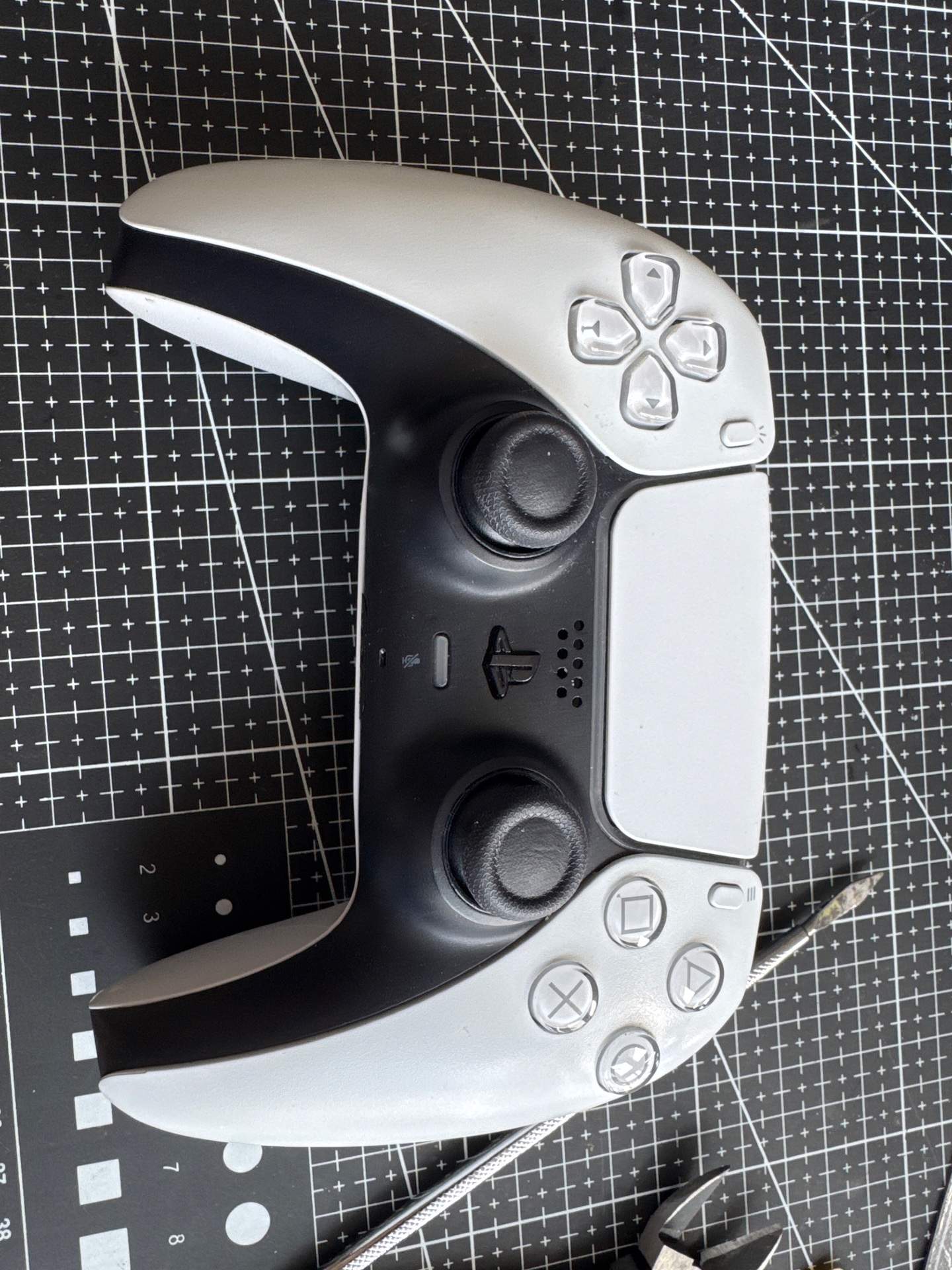 PS5手柄更换两个六代tmr摇杆 实拍图