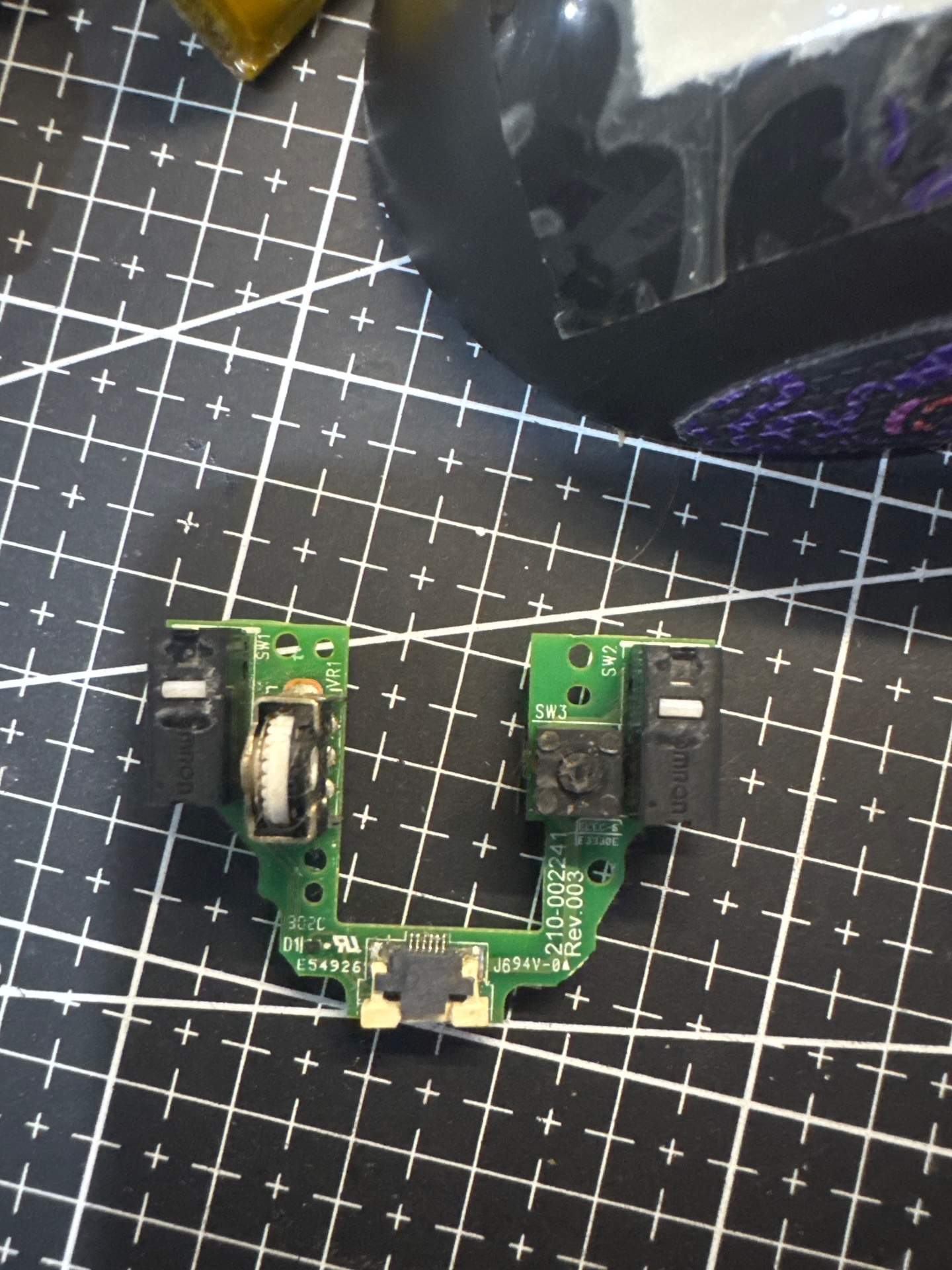 罗技 G304换编码器主板上的排线搞下来了。需要飞线维修 实拍图