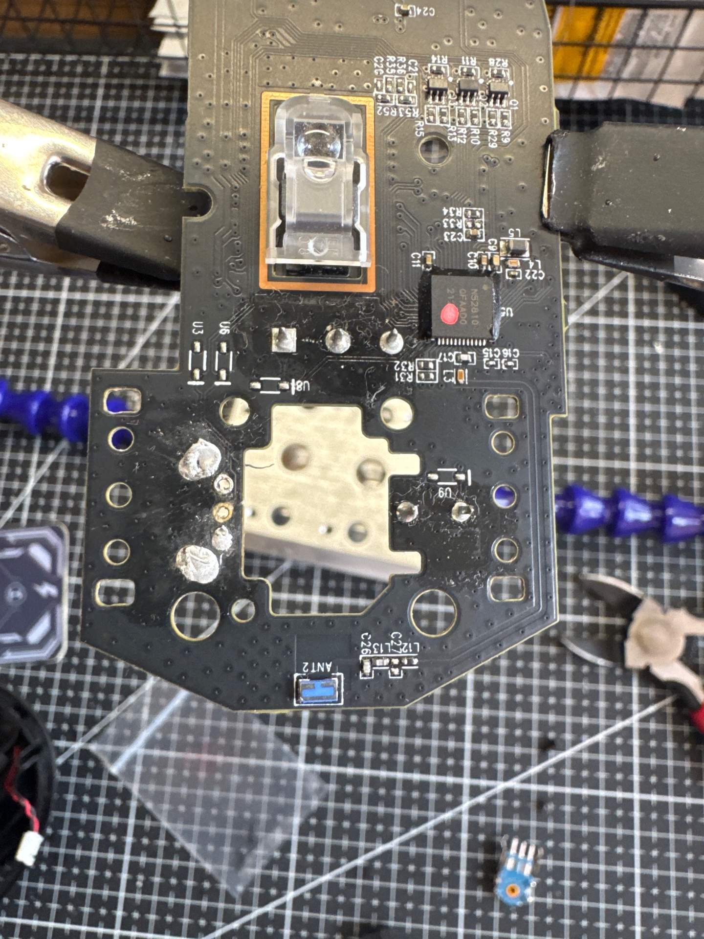 罗技 G304换编码器主板上的排线搞下来了。需要飞线维修 实拍图