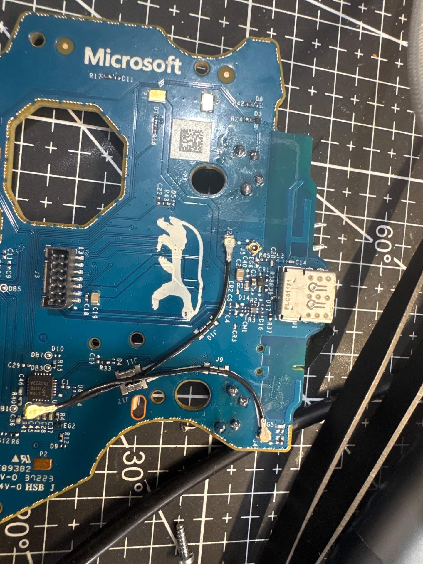 客户 X box 精英手柄 R1 按键失灵，按键有时候不回弹，胶皮开胶 实拍图