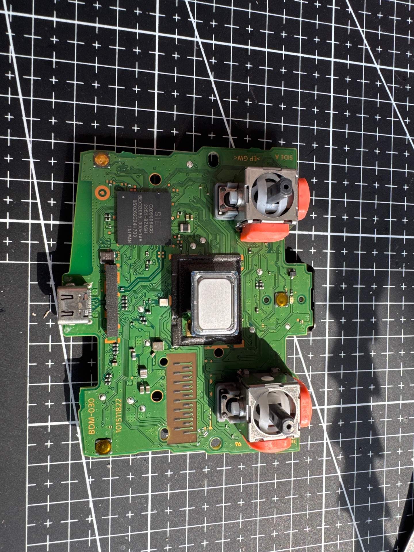 PS5手柄更换两个六代tmr摇杆 实拍图