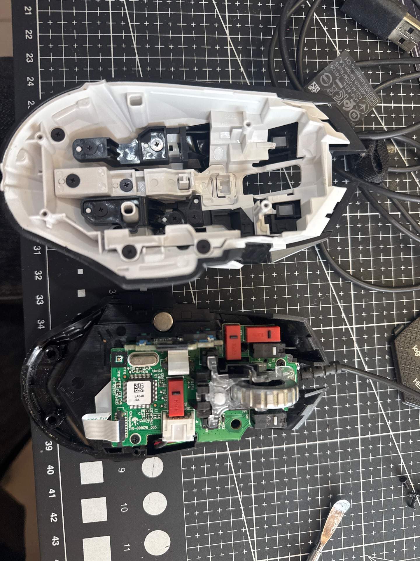 罗技 G502 按键的部分，翘起来了，需要修复 实拍图 1