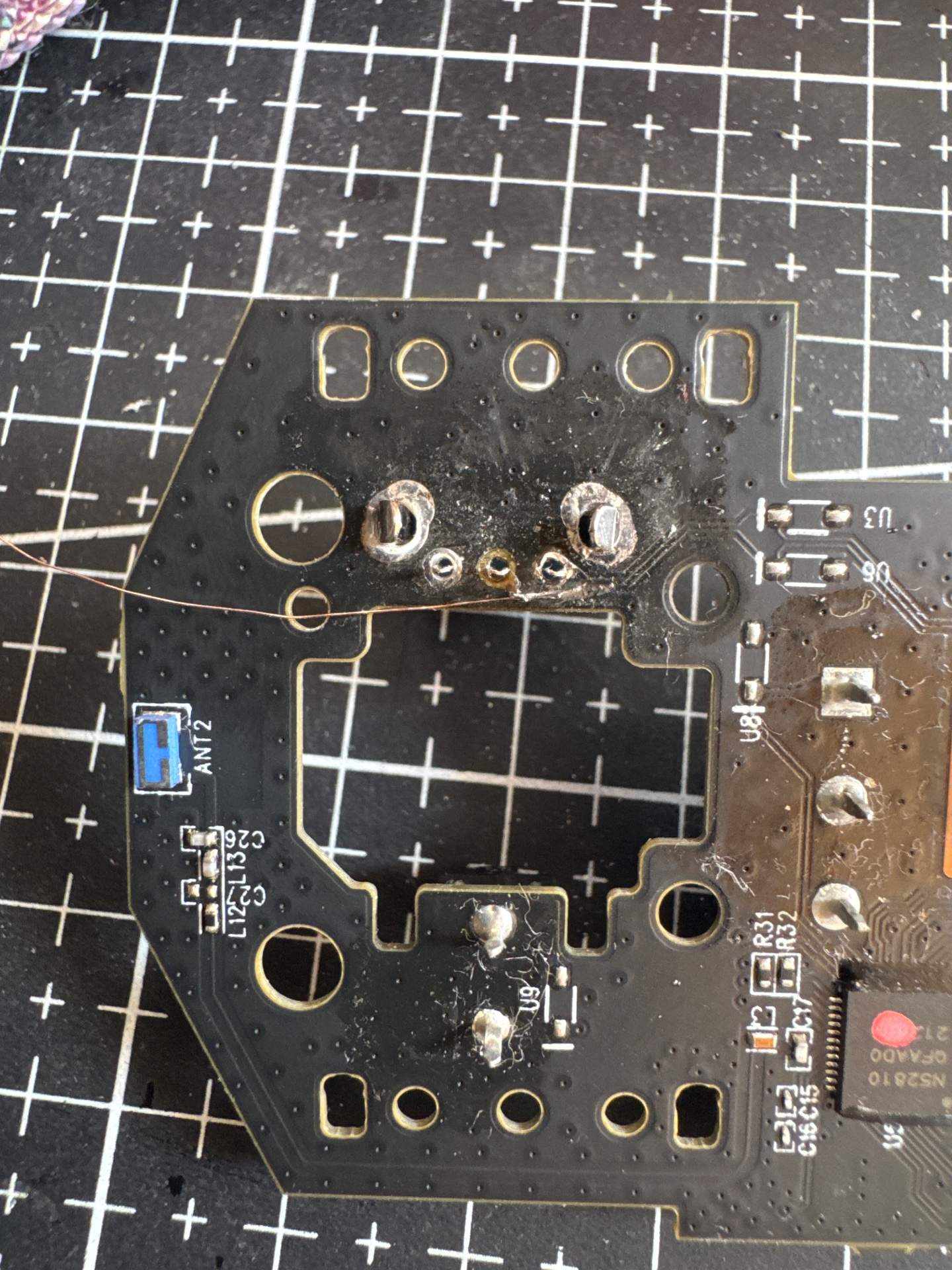 罗技 G304换编码器主板上的排线搞下来了。需要飞线维修 实拍图