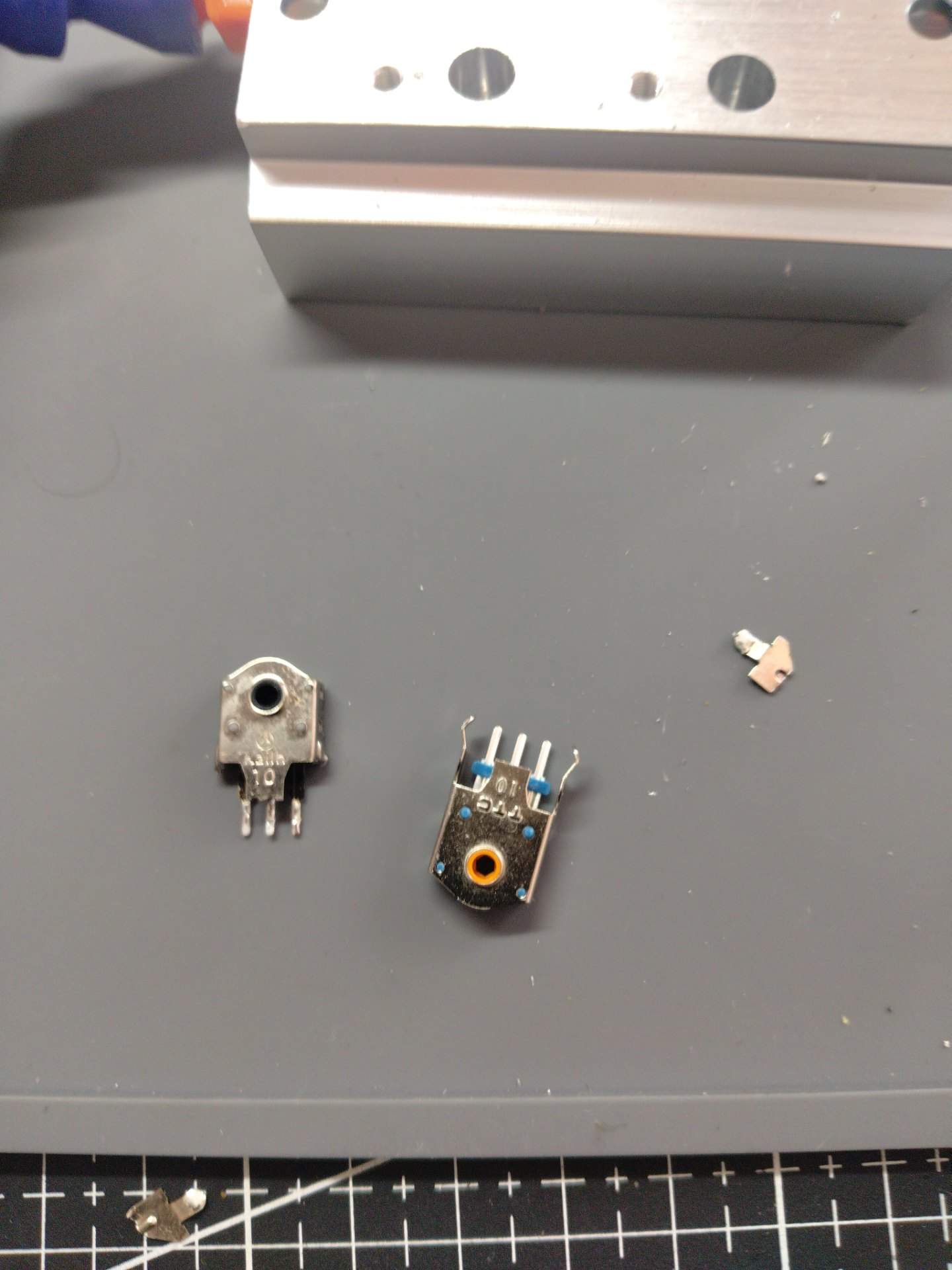 罗技 G102 滚轮故障更换滚轮编码器 实拍图 3