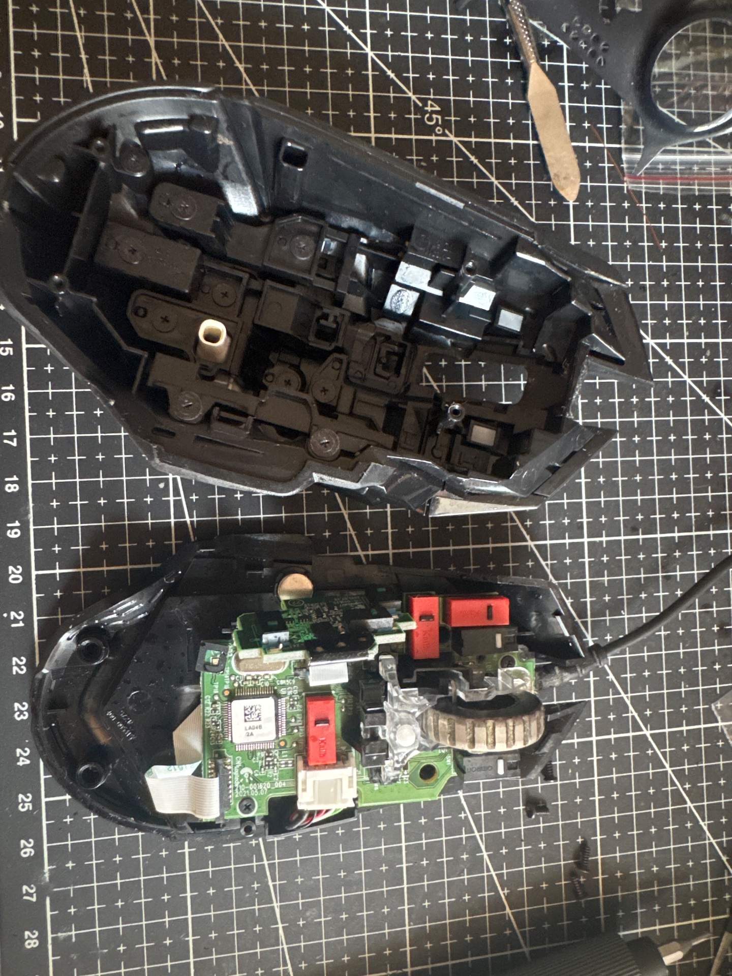 罗技 g502 鼠标进水需要进行维修 实拍图