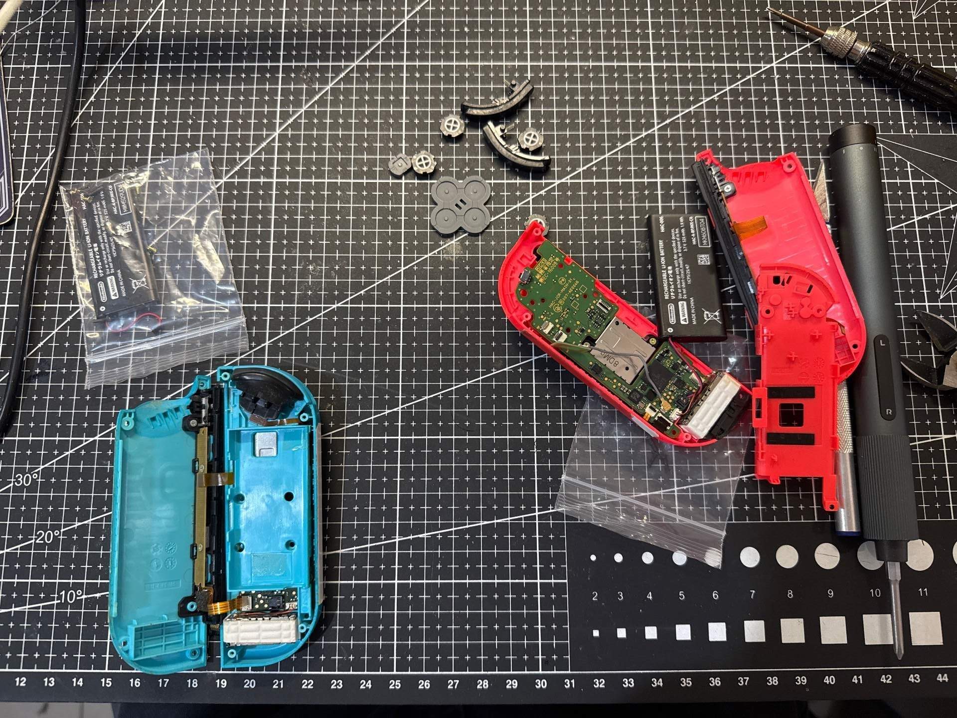 Joy-Con 摇杆更换焊接现场
